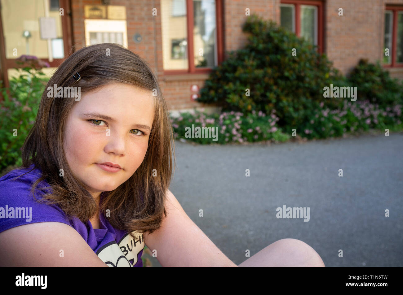 Porträt eines schweren 9-jähriges Mädchen außerhalb Stockfoto