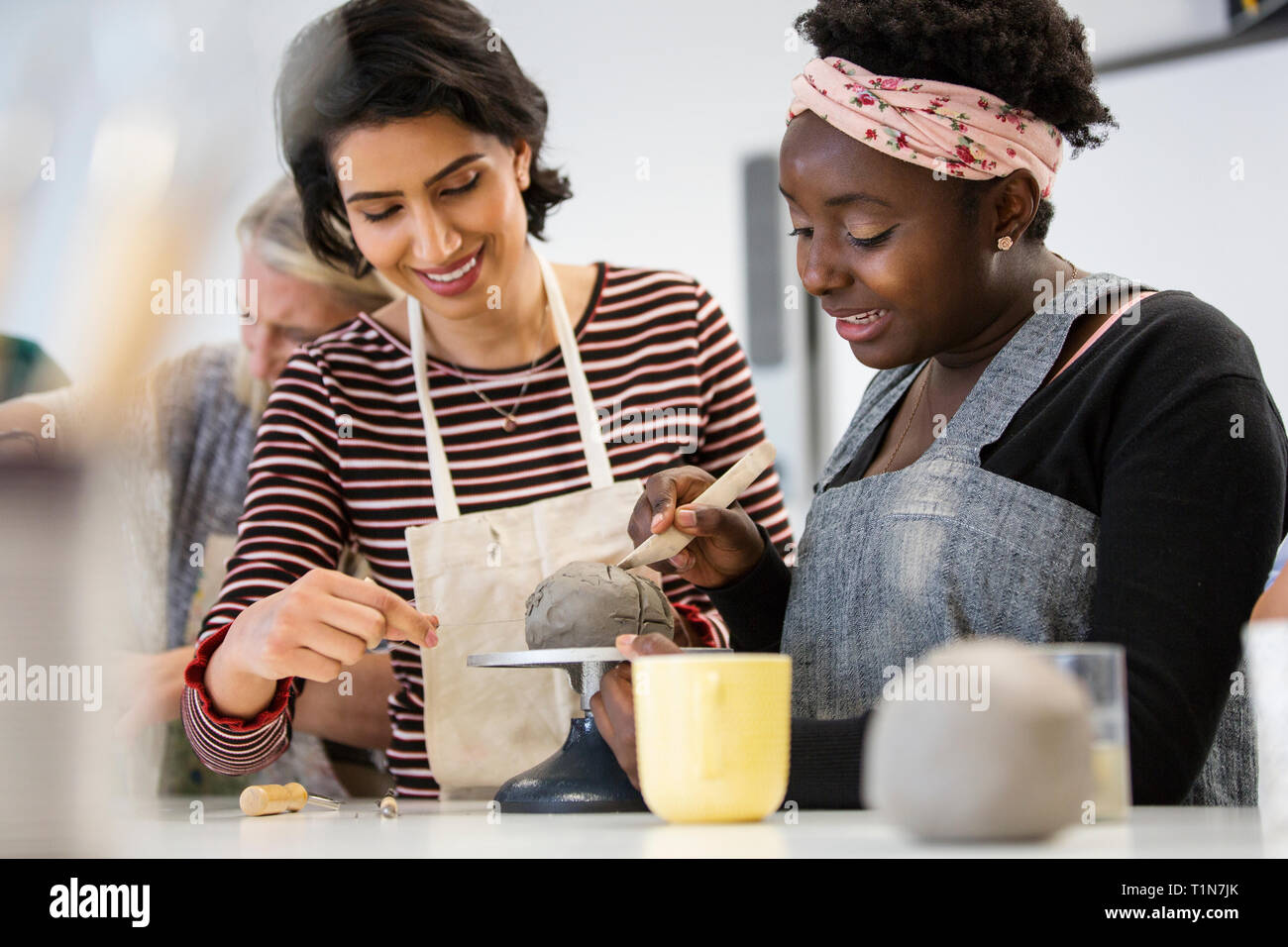 Frauen molding Clay im Kunstunterricht Stockfoto