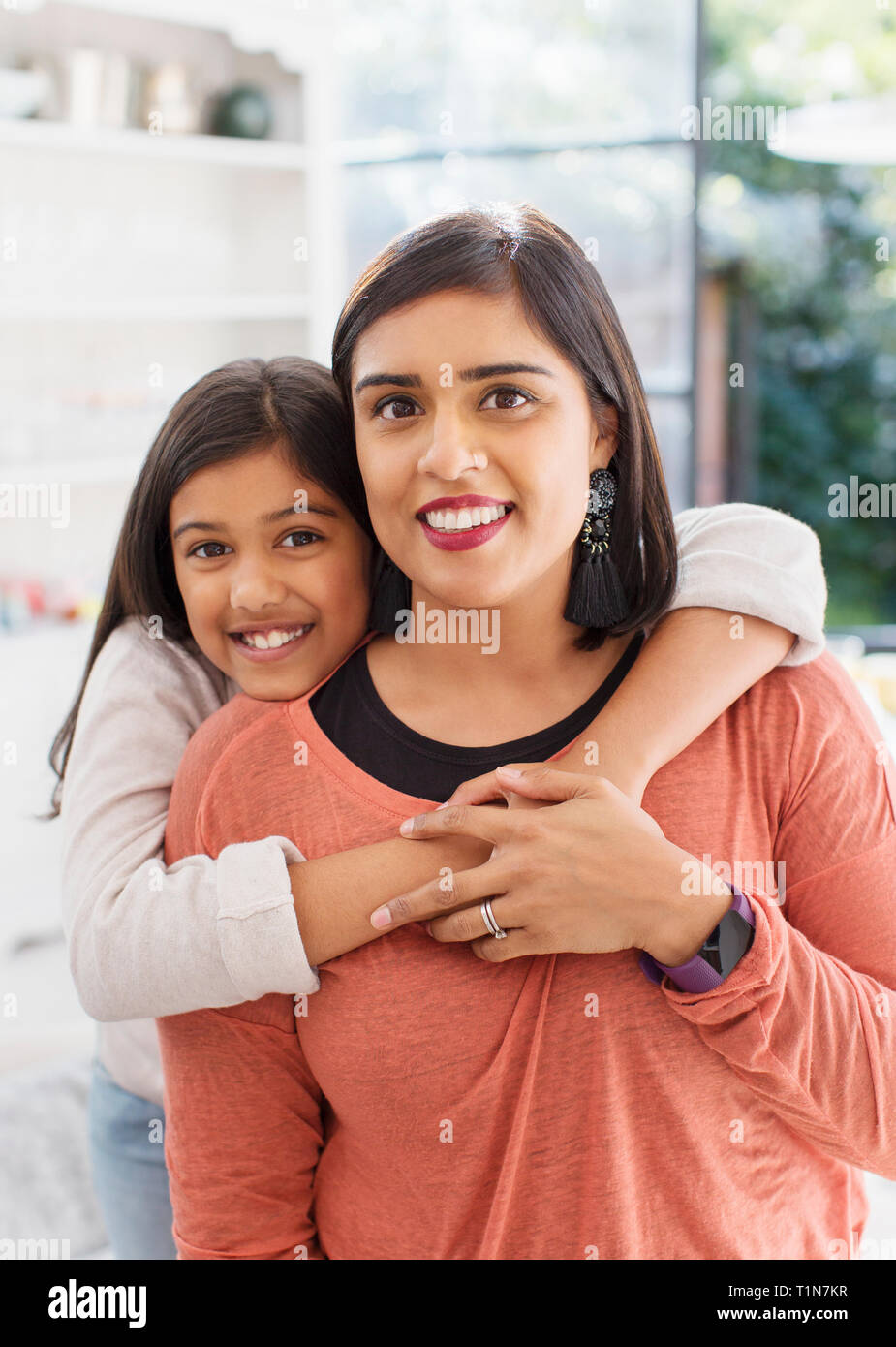 Portrait glückliche Mutter und Tochter umarmen Stockfoto