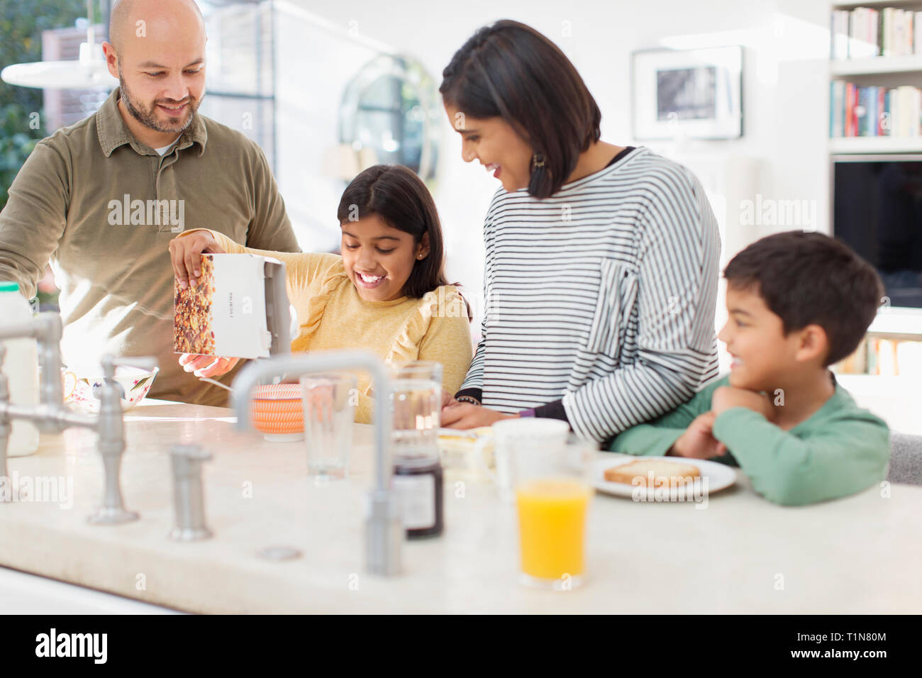 Familie, genießen das Frühstück in der Küche Stockfoto