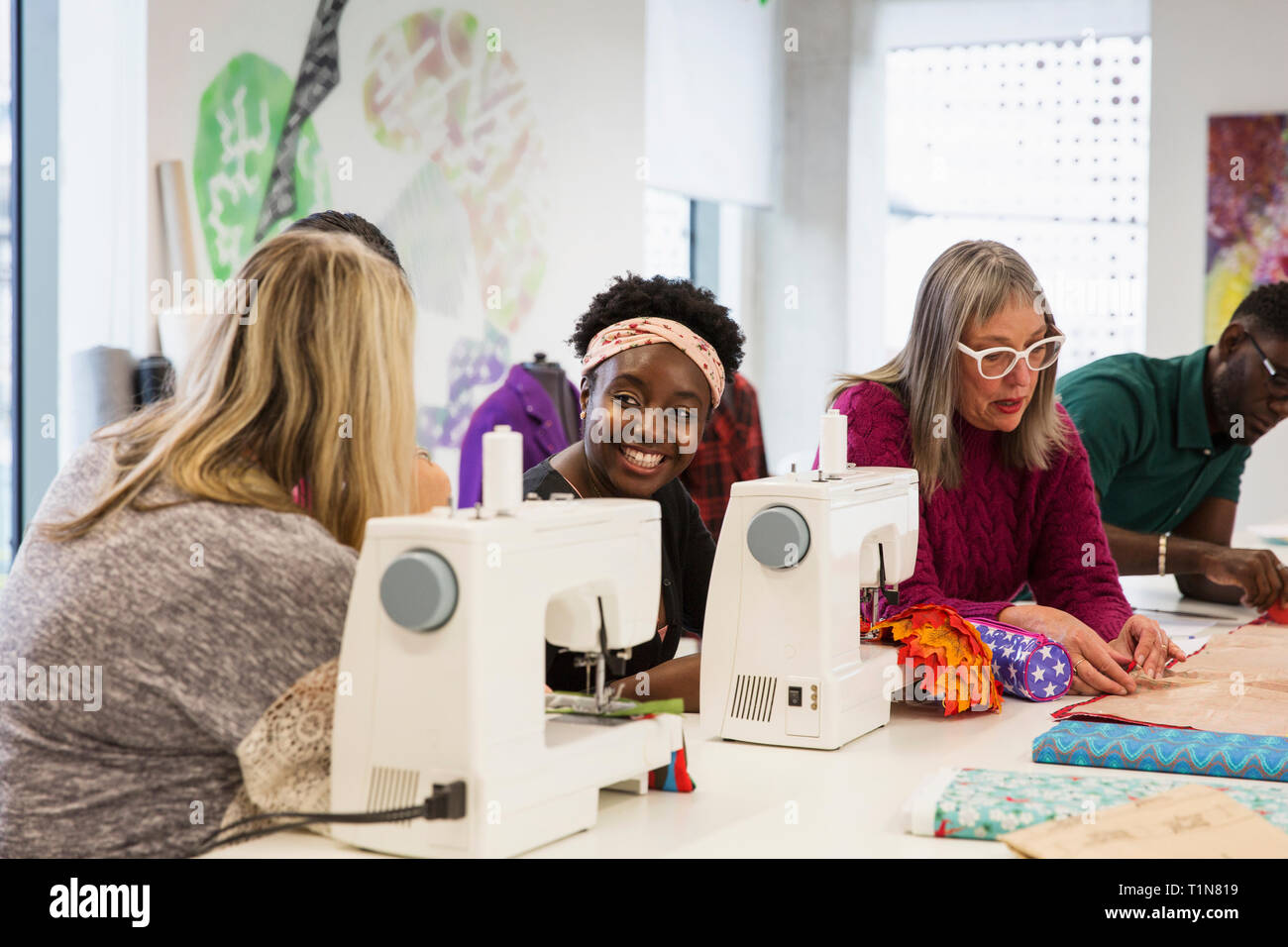 Weibliche Mode Designer arbeiten bei Nähmaschinen im Studio Stockfoto