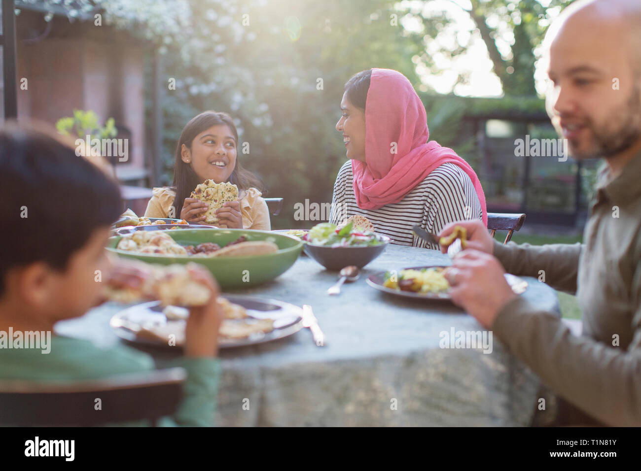 Familie, essen, Abendessen, Terrasse Tisch Stockfoto