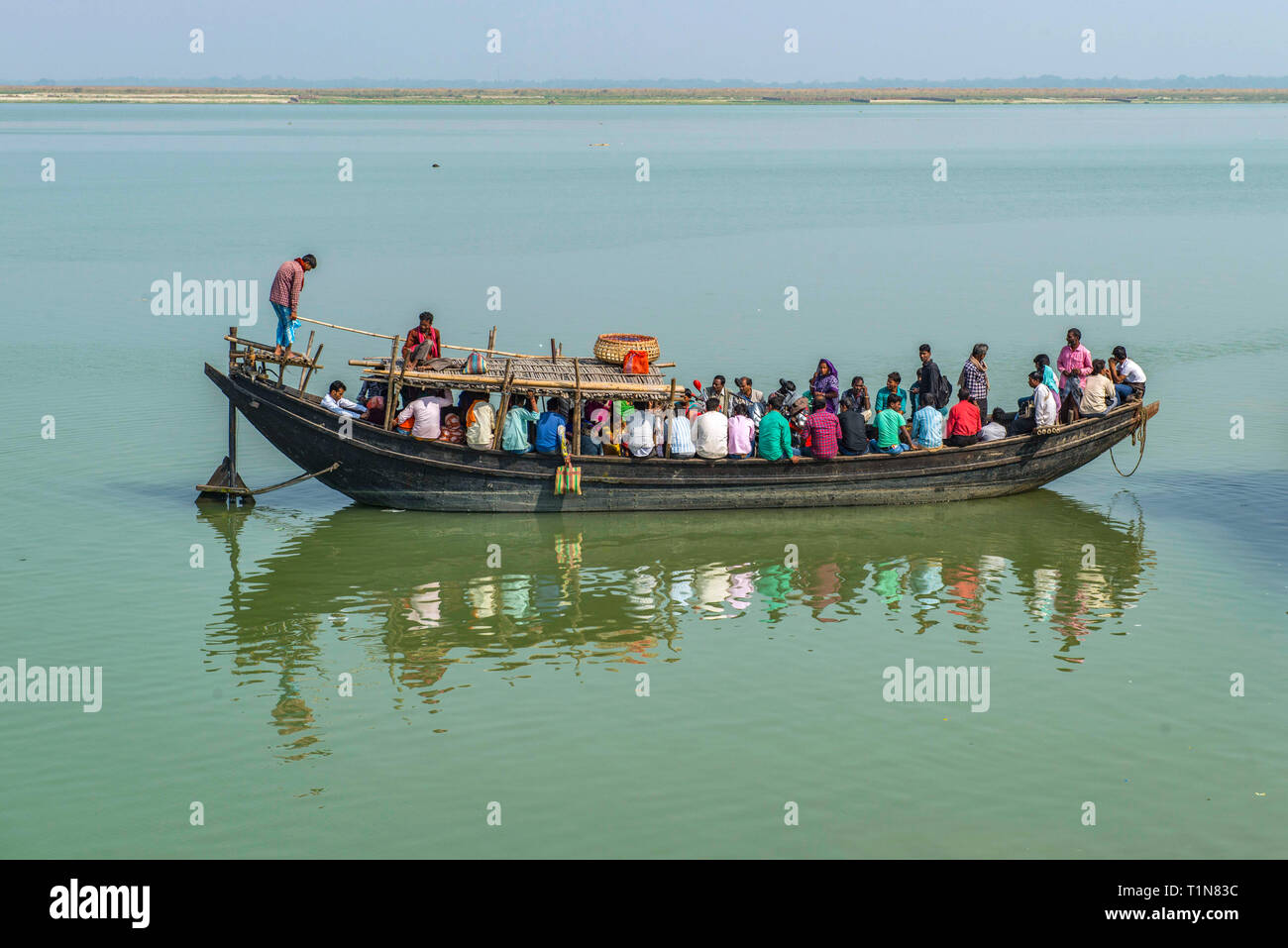 RAJMAHAL, Bihar, Indien. Kleine Fähre voller Passagiere Kreuzung zwischen Rajmahal Bihar und Westbengalen Manikchak Stockfoto