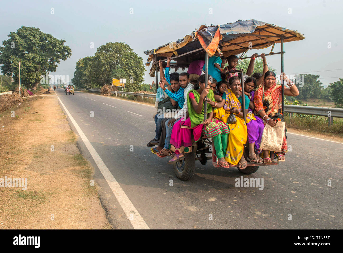 Indien, Bihar, Dreirad Taxi voller Passagiere am National Highway 10 in Bihar Stockfoto