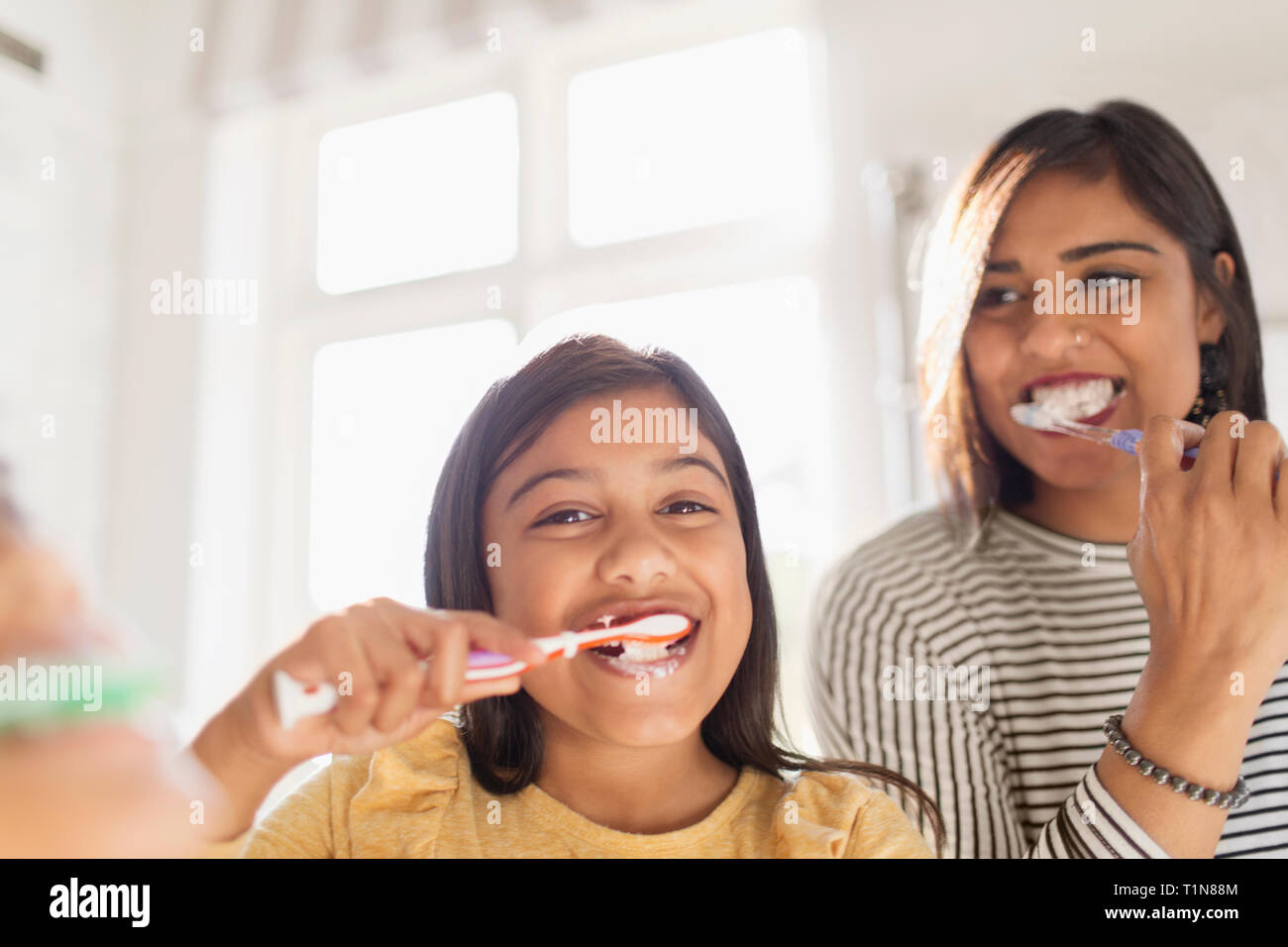 Portrait glückliche Mutter und Tochter im Badezimmer die Zähne putzen Stockfoto