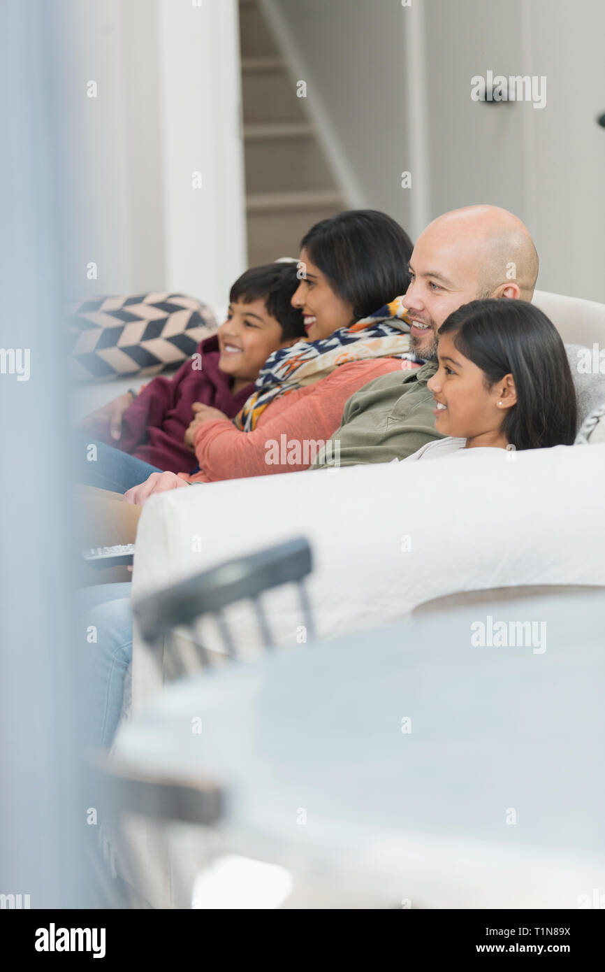 Familie vor dem Fernseher im Wohnzimmer-sofa Stockfoto