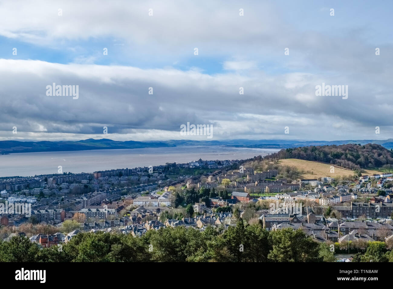 Blick nach unten vom Denkmal an der Dundee Gesetz über die Forth von Tay Mündung in die Ferne. Stockfoto