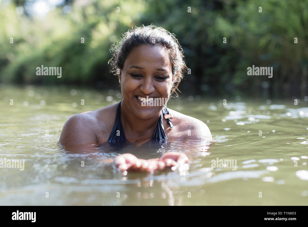 Glückliche Frau schwimmen im Fluss Stockfoto