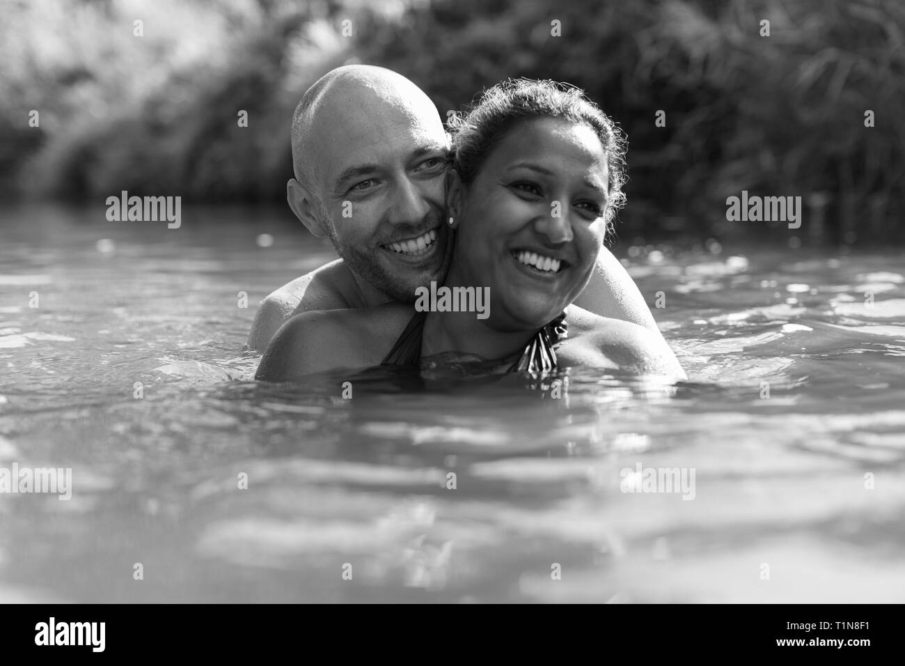 Glückliches Paar schwimmen im Fluss Stockfoto