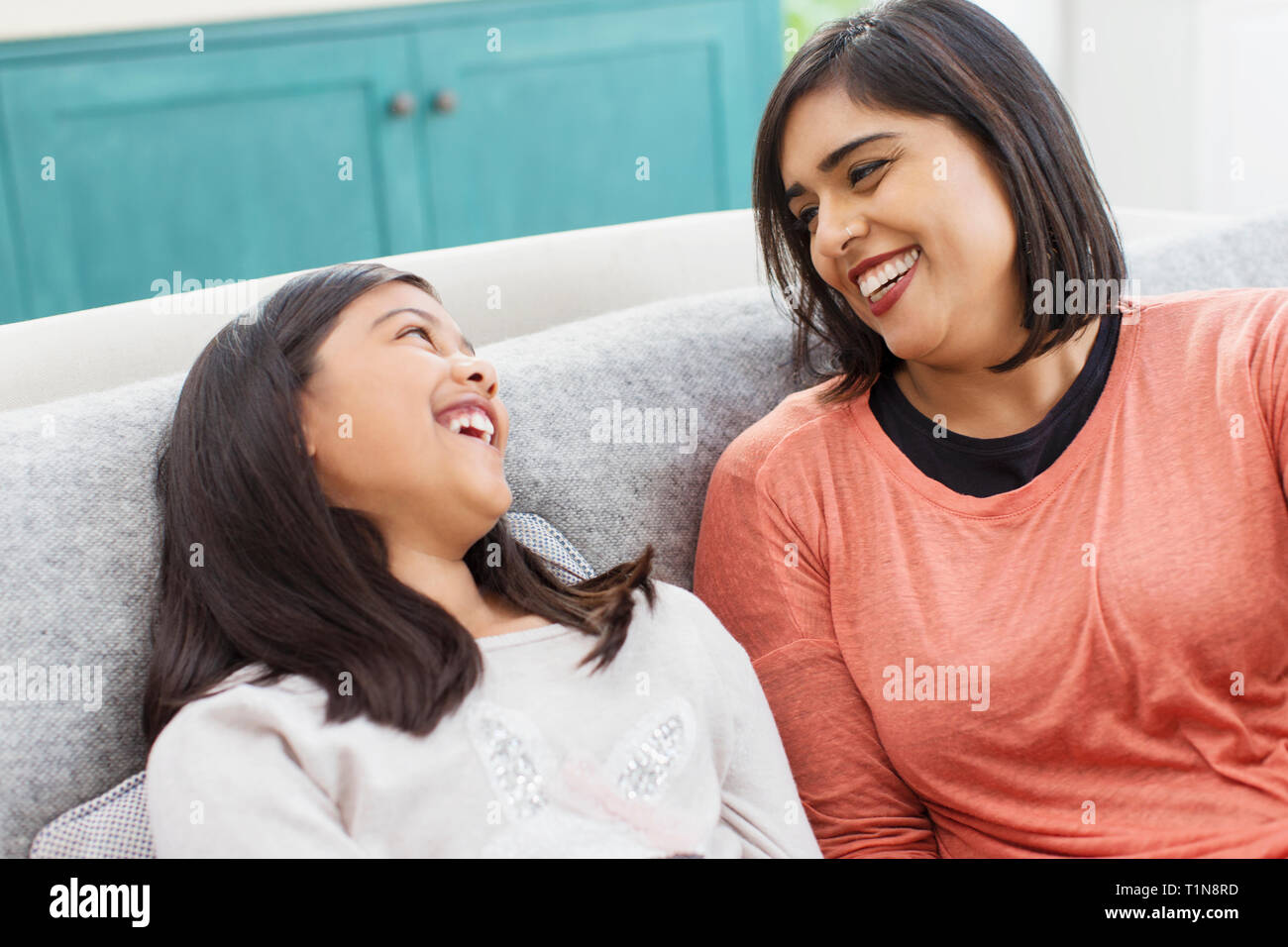 Glückliche Mutter und Tochter lachen Stockfoto