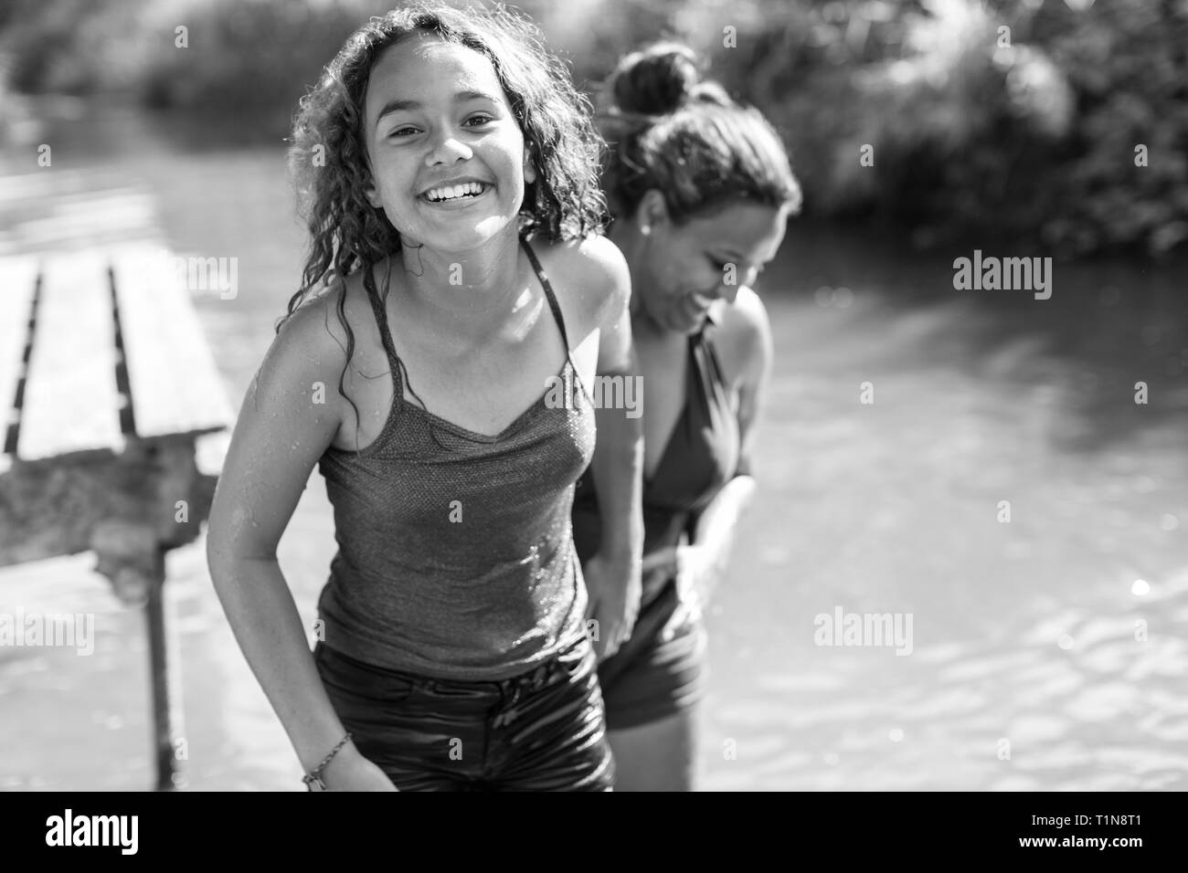 Portrait glückliche, unbeschwerte Mutter und Tochter am Fluss Stockfoto