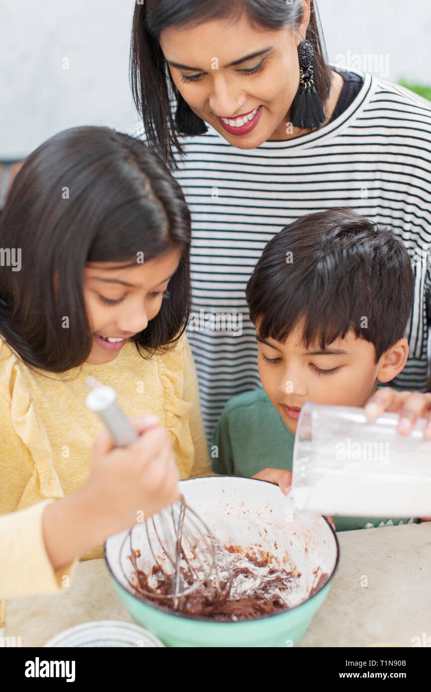 Mutter und Kinder backen Stockfoto
