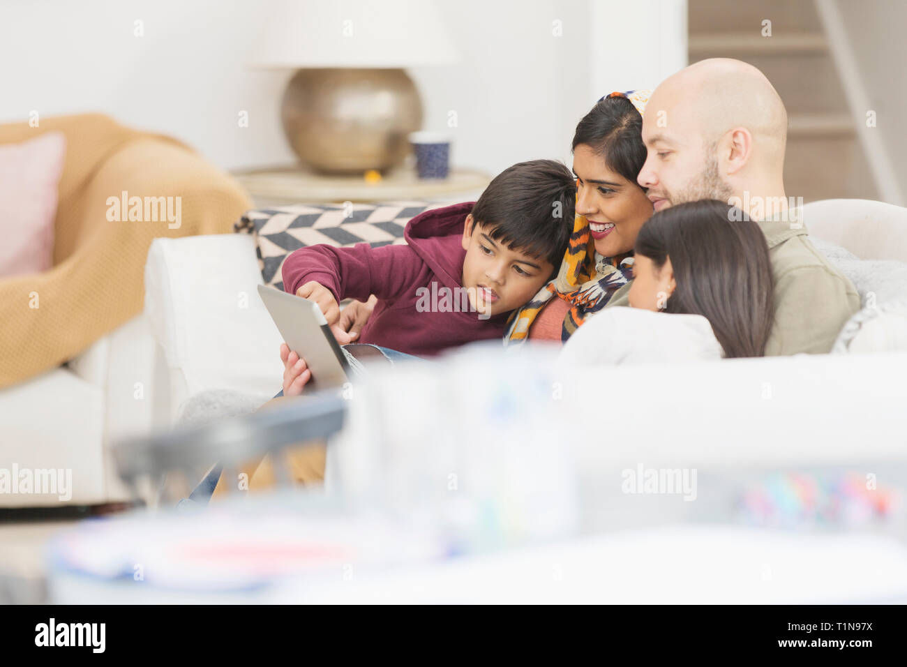 Familie mit digital-Tablette auf Sofa im Wohnzimmer Stockfoto