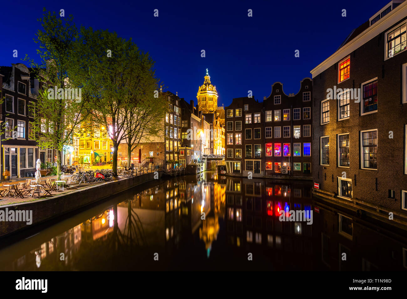 Blick auf die Stadt von Amsterdam, die Niederlande mit Amstel bei Nacht. Stockfoto