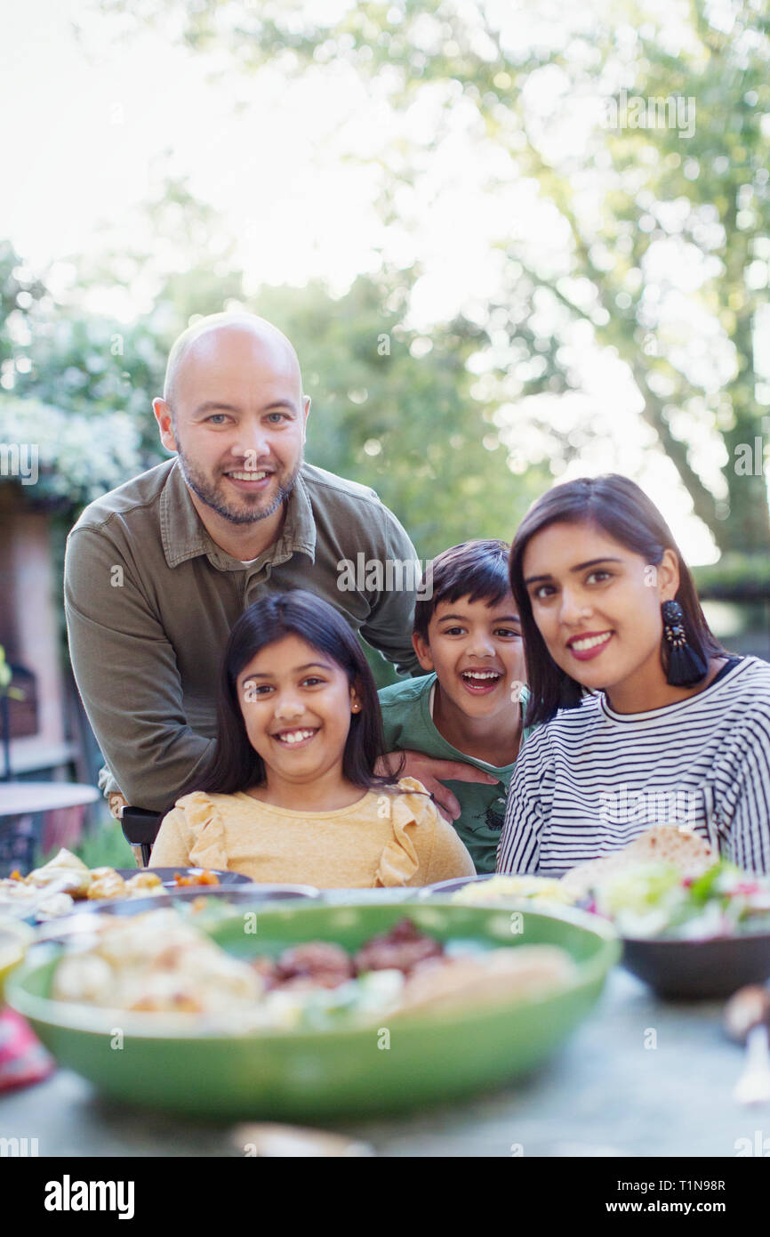 Portrait happy family am Tisch Stockfoto