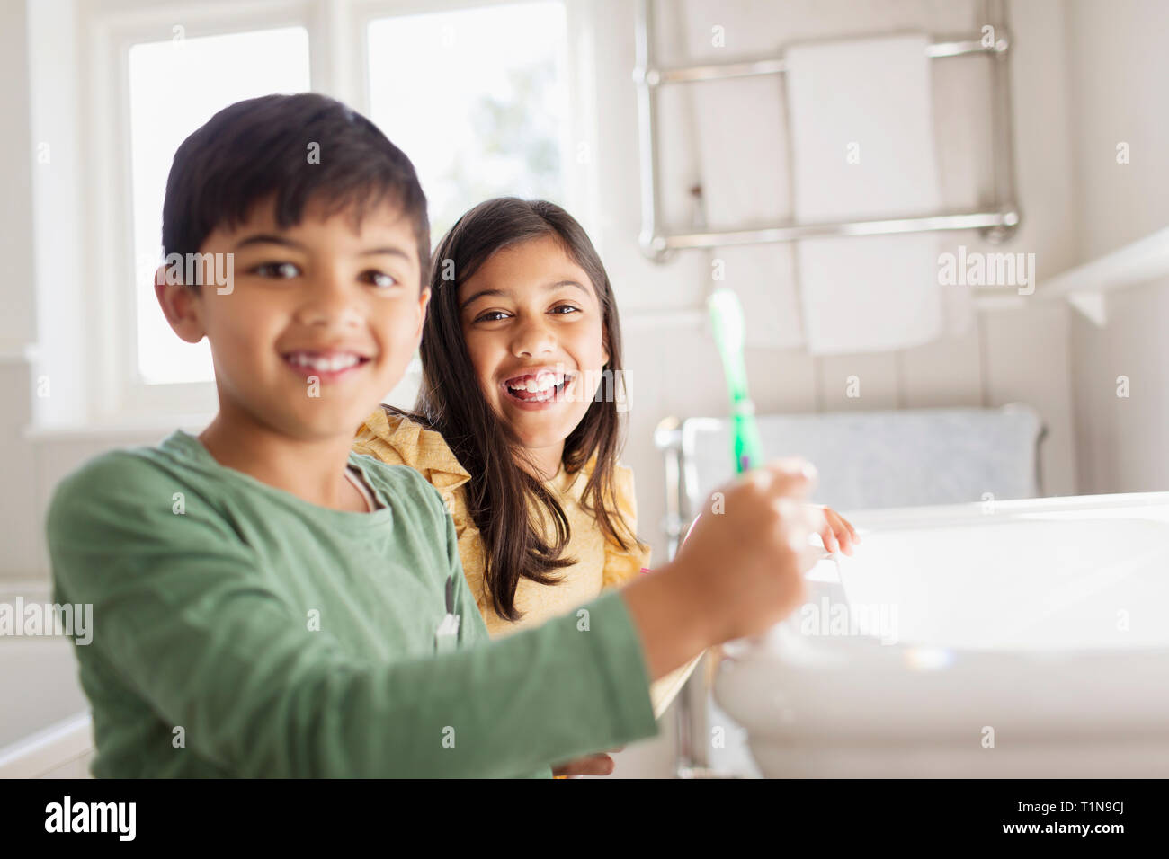 Portrait happy Bruder und Schwester Zähneputzen im Badezimmer Stockfoto