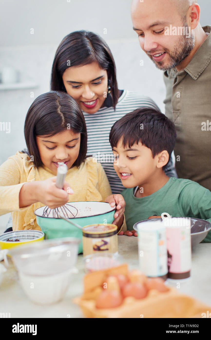 Familie Backen in Küche Stockfoto