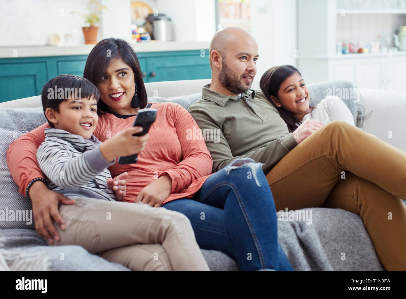 Familie vor dem Fernseher im Wohnzimmer-sofa Stockfoto