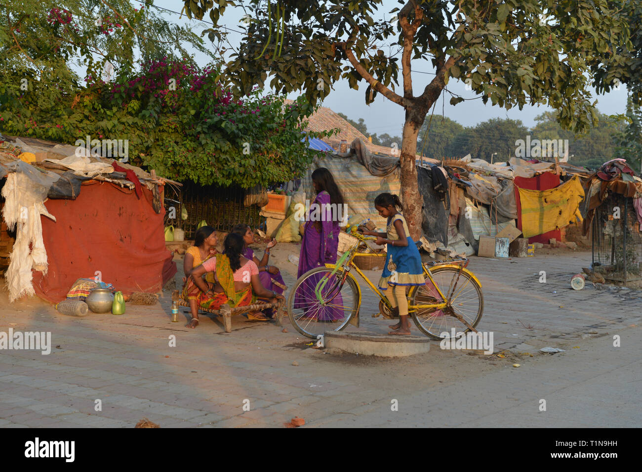 Indien, Bodh Gaya. Trotz ihrer Armut der Frauen vor ihrem städtischen Wohnungen zeigen, Selbstvertrauen und Würde Stockfoto