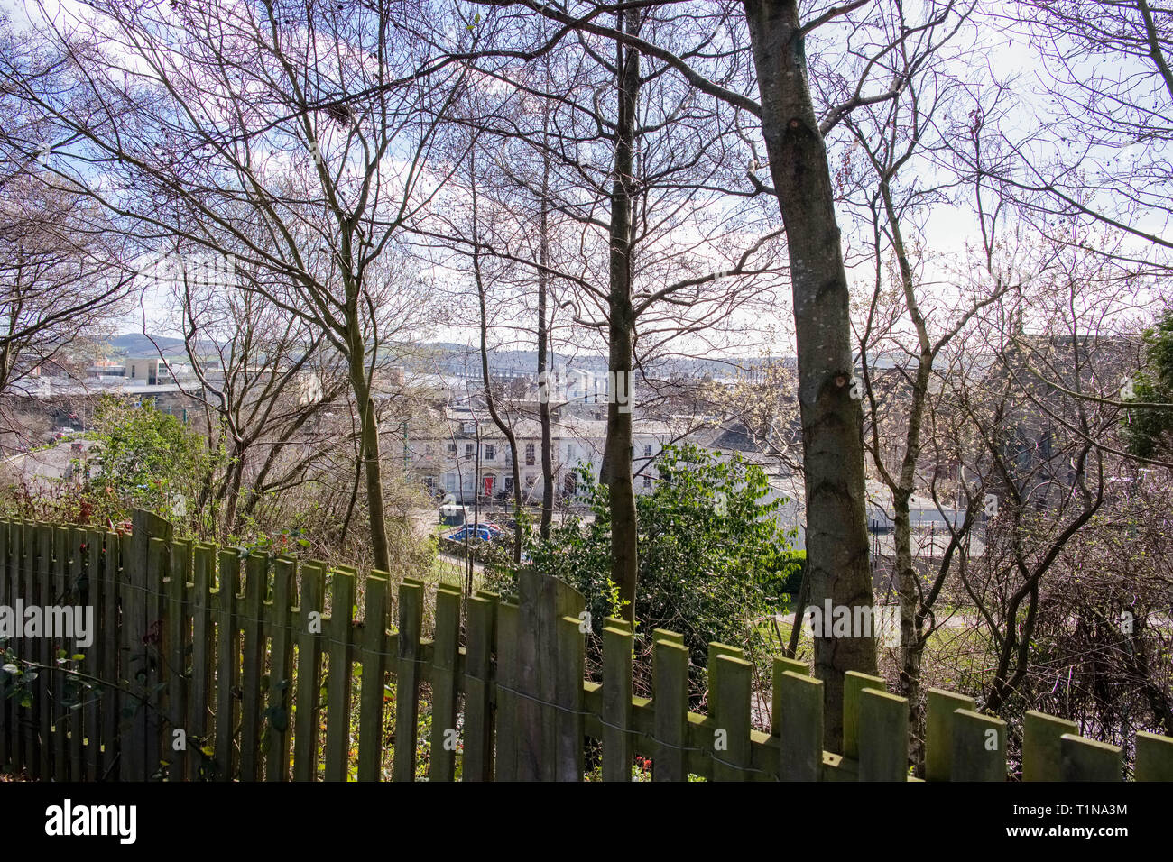 Dundee, Schottland, Großbritannien, 23. März 2019: Victoria Road in Dundee über die Dächer der Stadt, den Fluss Tay und die Tay Bridge suchen im Fernen d Stockfoto