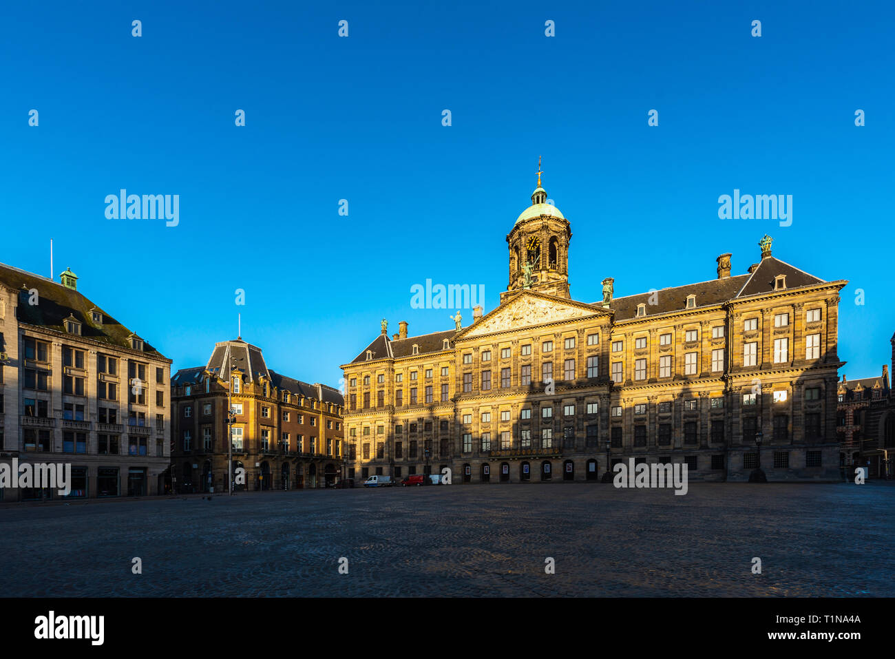 Schönen Winter Blick auf den Königlichen Palast auf dem Dam Platz in Amsterdam, Niederlande Stockfoto