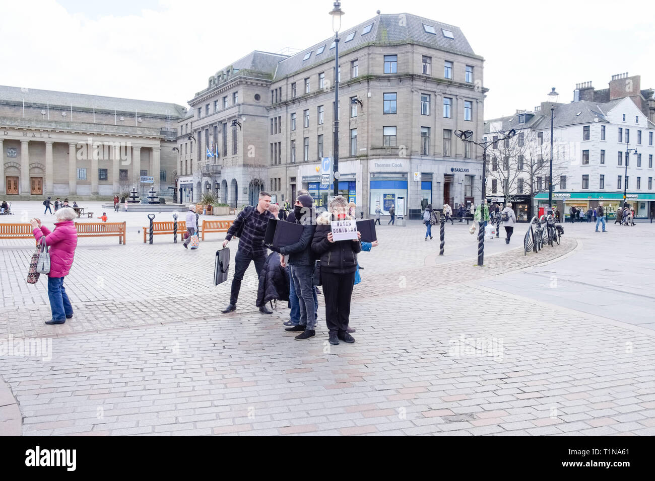 Dundee, Schottland, Großbritannien, 23. März 2019: Einige Leute protestieren mit teilweise Gesichts Auflagen z.b. Schutzfolie und Leiter Schal über Mund halten 'Watch D Stockfoto