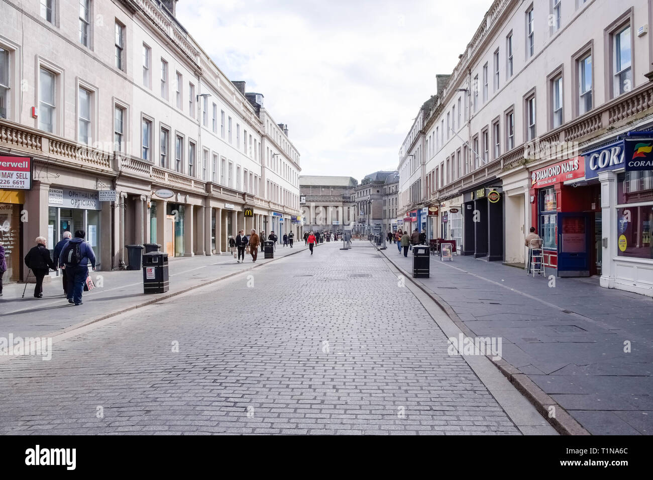 Dundee, Schottland, Großbritannien, 23. März 2019: Die Suche nach Reform Street in der Innenstadt von Dundee in Schottland mit leeren Geschäfte als Retail Parks busines nehmen Stockfoto