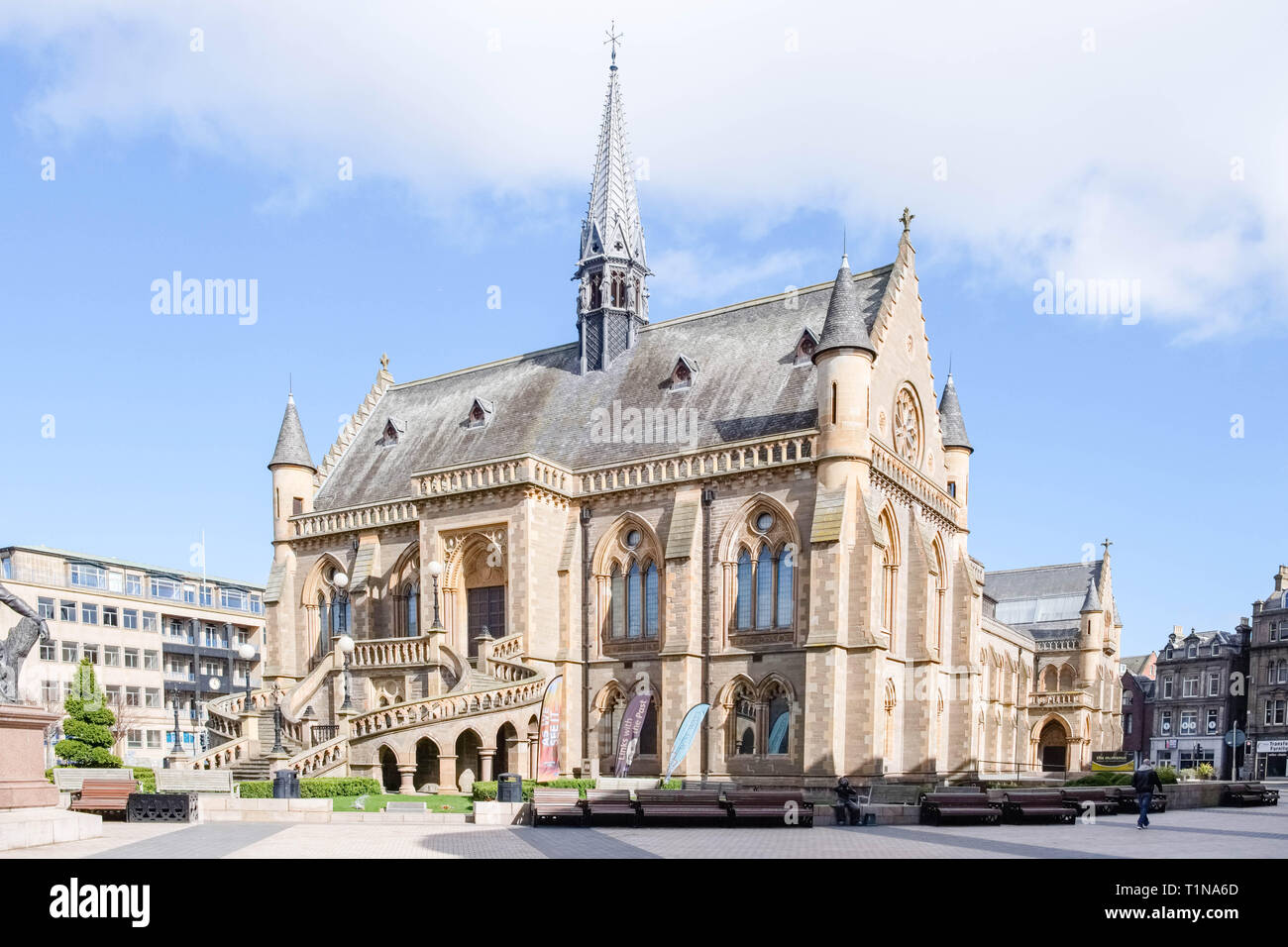 Dundee, Schottland, Großbritannien, 23. März 2019: Einige der eindrucksvollen Architektur in Dundee mit der McManus Kunstgalerie und Museum im Zentrum von Stockfoto