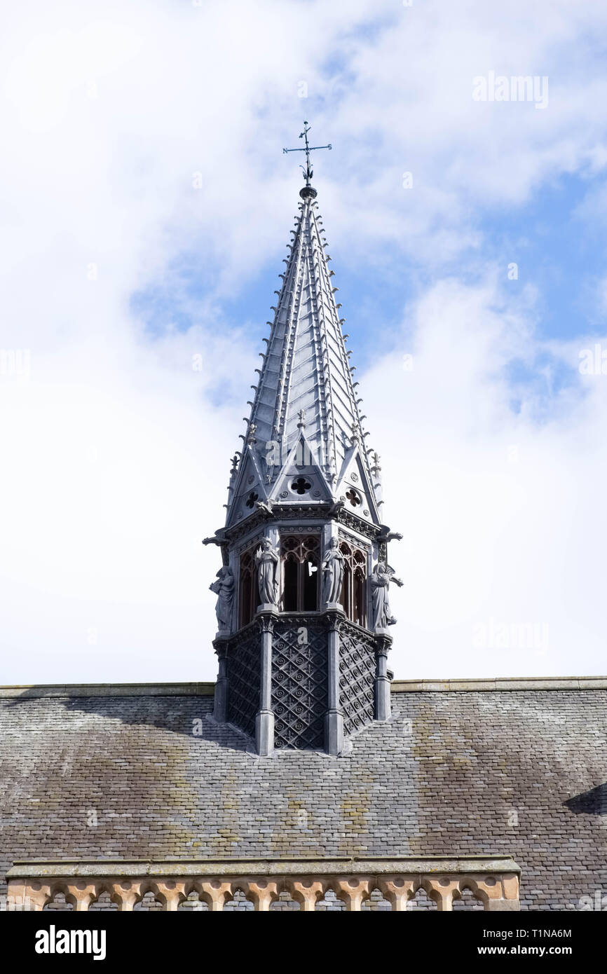 Dundee, Schottland, Großbritannien, 23. März 2019: Einige der eindrucksvollen Architektur in Dundee mit der McManus Kunstgalerie und Museum Spier oder Tower innerhalb der Stockfoto