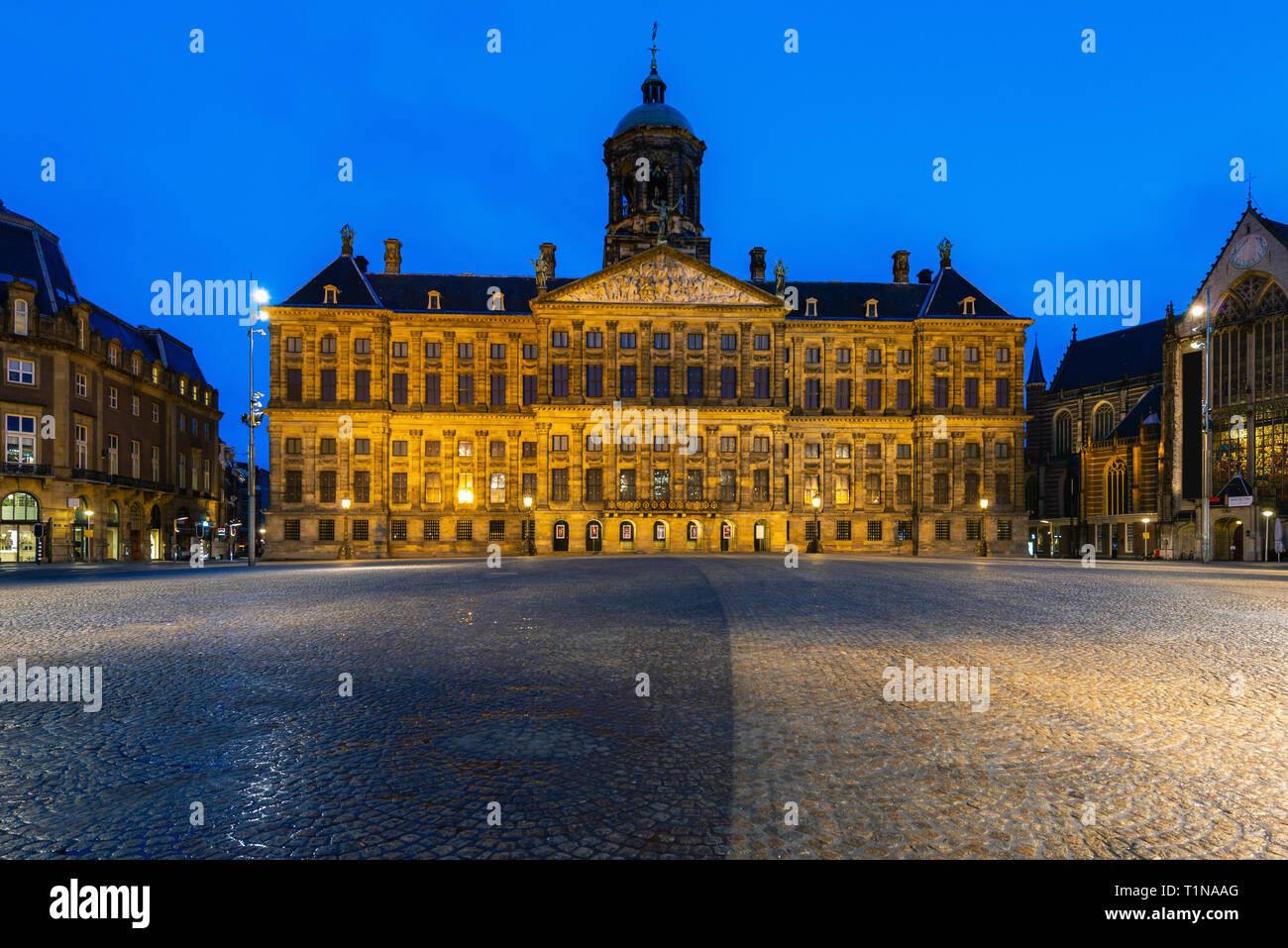 Schönen Winter Blick auf den Königlichen Palast auf dem Dam Platz in Amsterdam, Niederlande Stockfoto