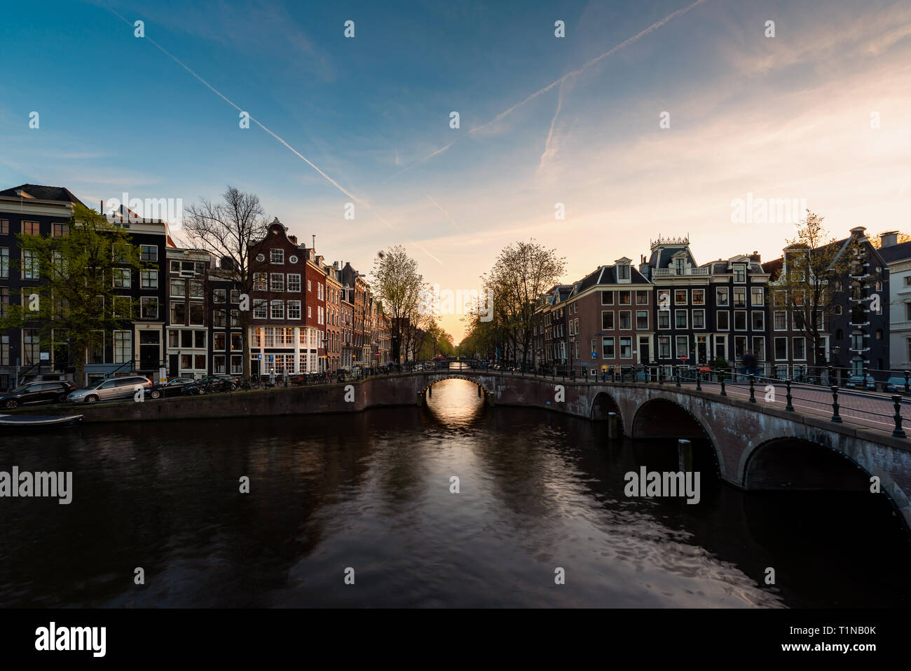 Blick auf die Stadt von Amsterdam, die Niederlande mit Amstel während des Sonnenuntergangs. Stockfoto
