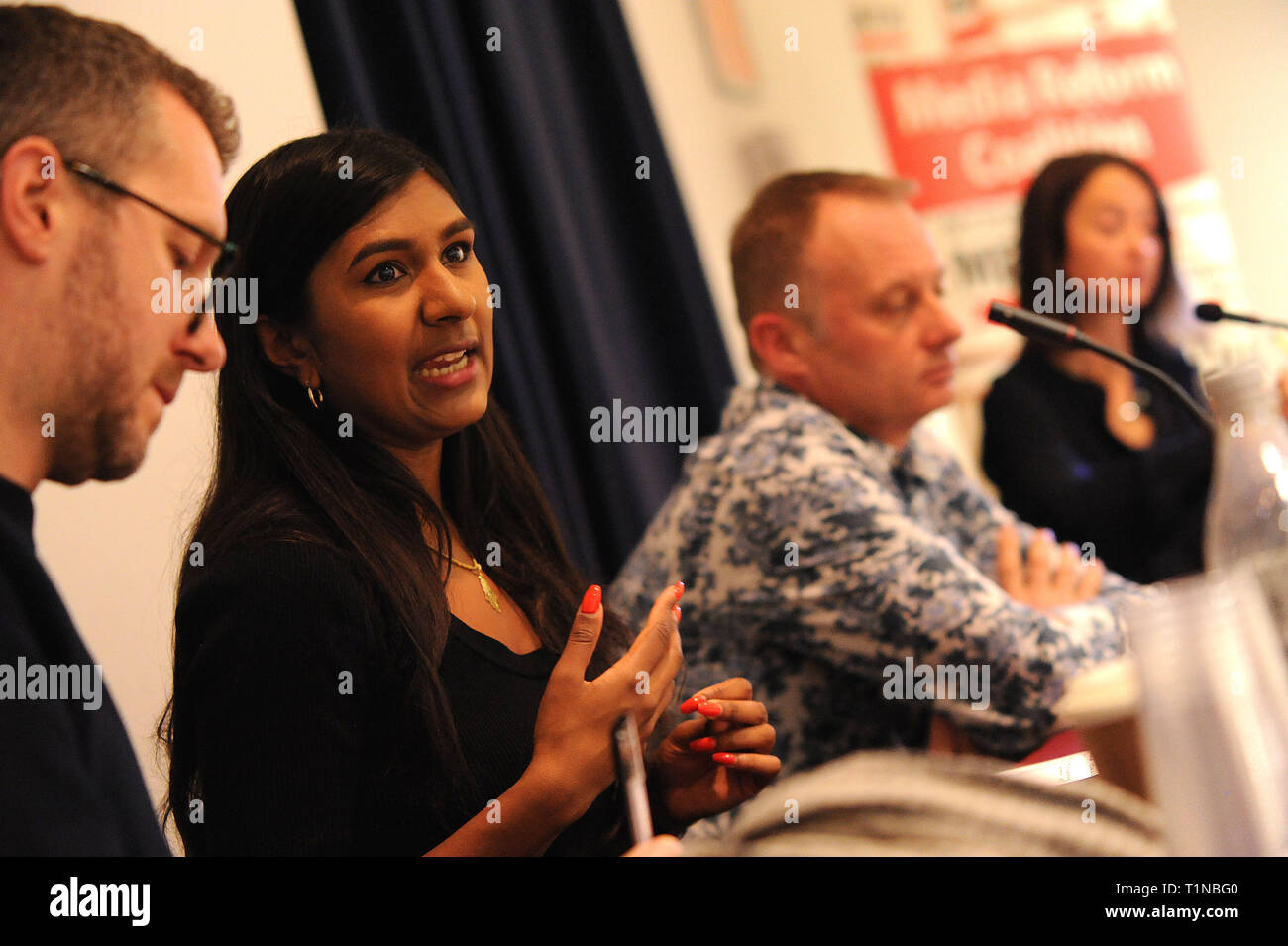 London, England. 16. März, 2019. Ash Sarkar, Senior Editor bei Novara Medien, Schriftsteller, Sender, Journalist und Dozent, Sprechen während der Sitzung", Stockfoto