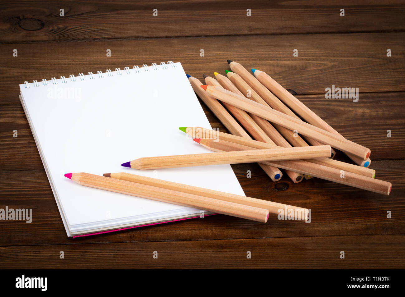 Leere Notizblock und Bleistift Farbe auf Holz- blackground. Stockfoto