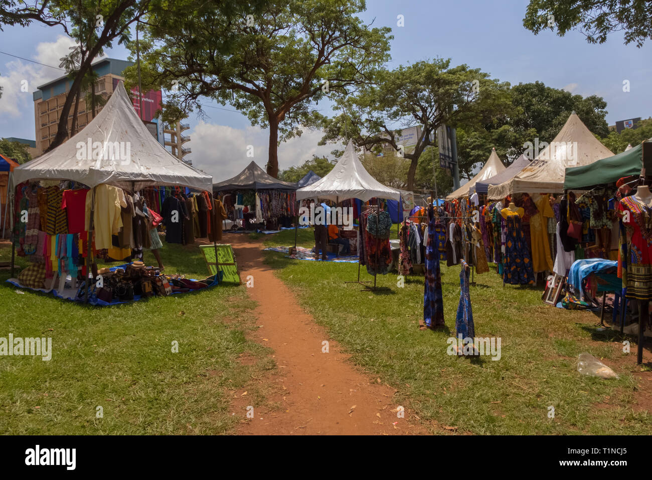 KAMPALA, Uganda - 11. APRIL 2017: Kampala Straße auf diesen kleinen Park in Kampala Road ist ein Basar, wo die Menschen verkaufen, afrikanisches Kunsthandwerk und Kleidung. Stockfoto