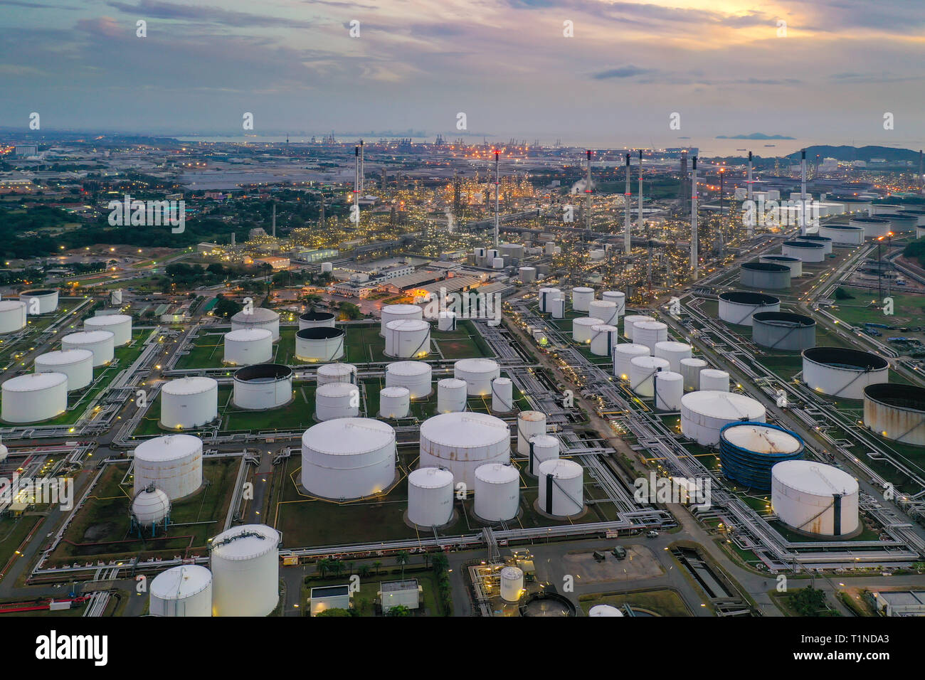 Luftaufnahme der Öl- und Gasindustrie - Raffinerie in der Dämmerung Stockfoto