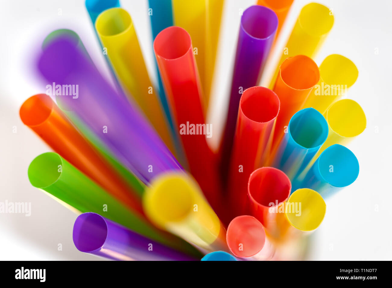 Blick von oben auf die hellen bunten Plastik Trinkhalme und Rohre Stockfoto