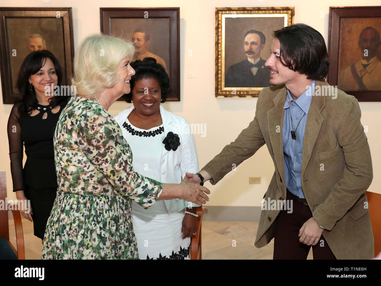 Die Herzogin von Cornwall trifft Veranstalter und Gewinner der Englischen Sprache Essay Wettbewerb "Brücken zwischen Kuba und den Vereinigten Königreich' vor einer Aufnahme an der Palacio de Los Capitanes Generales in Havanna, Kuba. Stockfoto