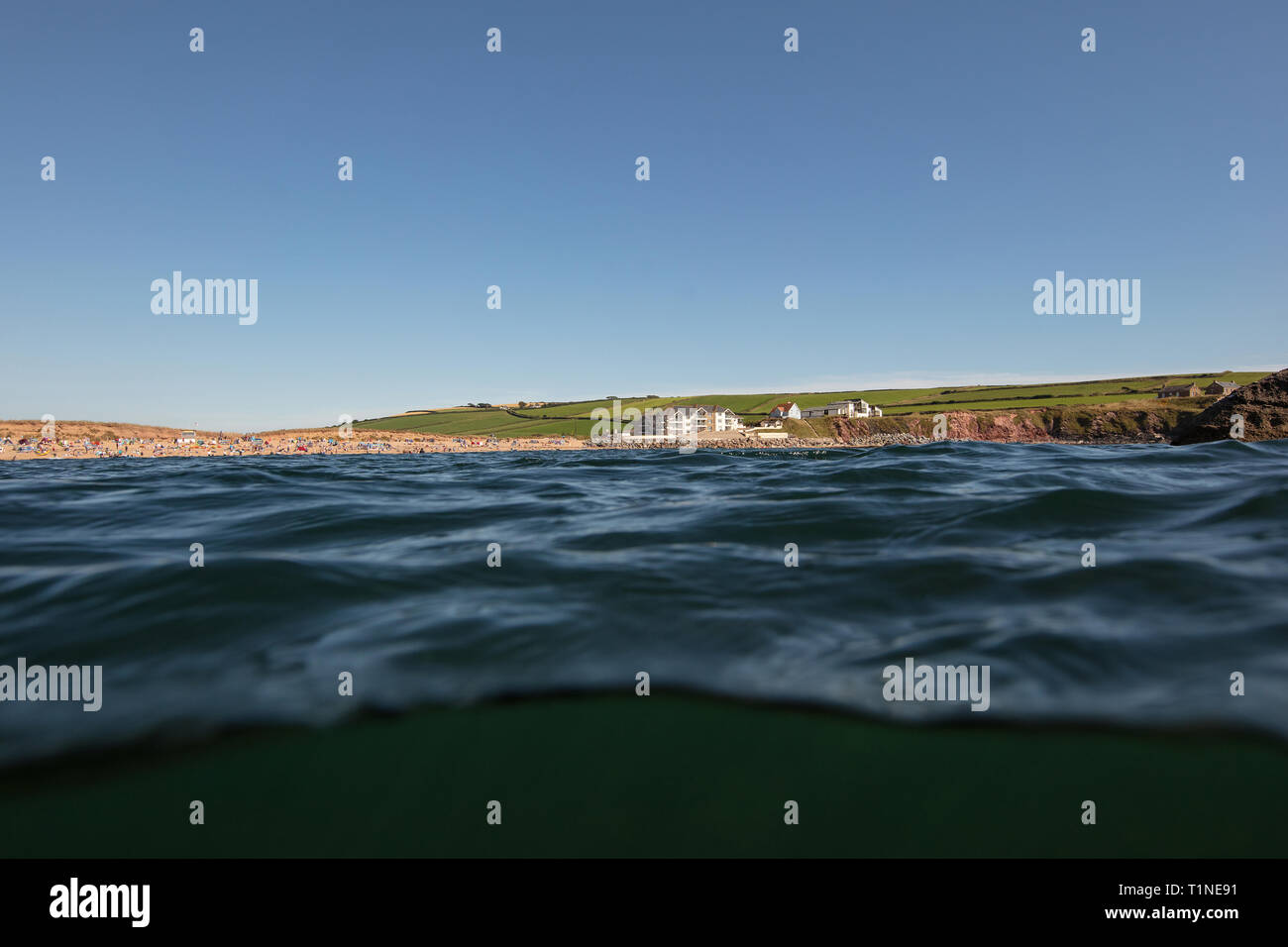 Ein später Abend in South Devon. Dieser schöne Ort ist South Milton Sands, Thurlestone. Es ist ein fantastischer Ort zum Kajak und Schwimmen im Sommer. Thi Stockfoto
