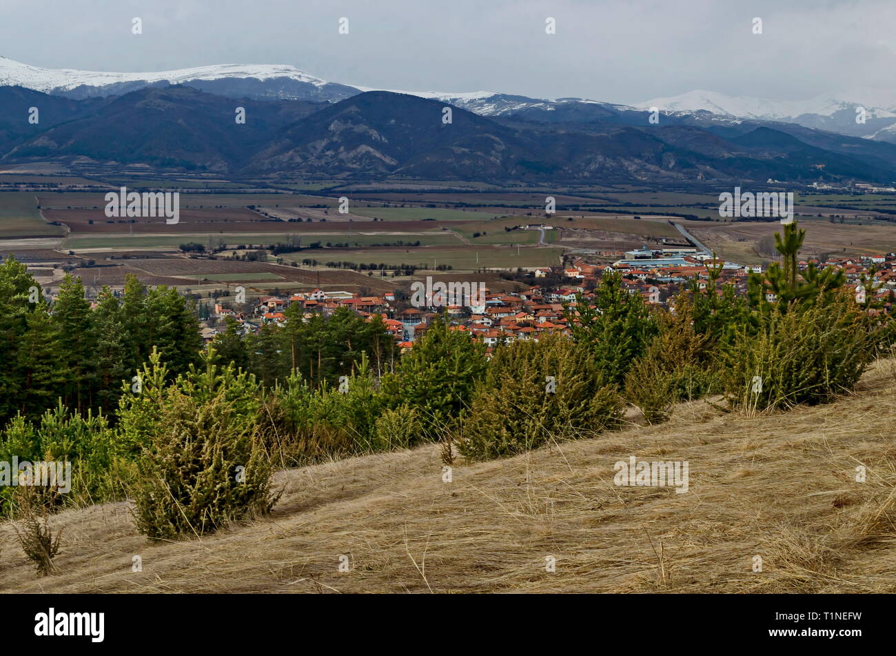 Östlichen Teil der Zlatitsa Pirdop Tal- und Wohnviertel von Dorf Tschavdar im Hintergrund der schneebedeckten Berge des Balkan, Sofia, Bulgarien, E Stockfoto