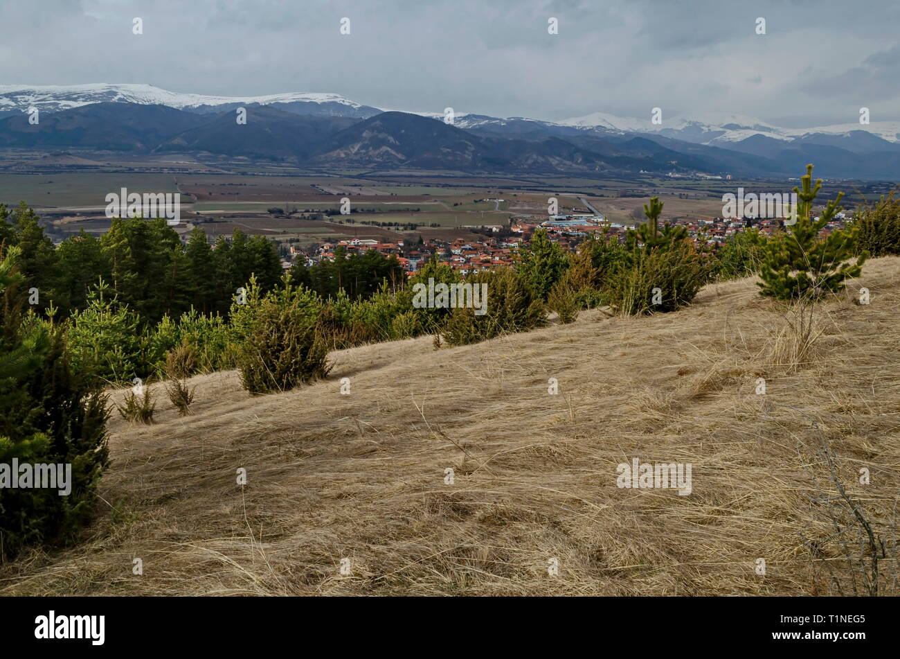 Östlichen Teil der Zlatitsa Pirdop Tal- und Wohnviertel von Dorf Tschavdar im Hintergrund der schneebedeckten Berge des Balkan, Sofia, Bulgarien, E Stockfoto