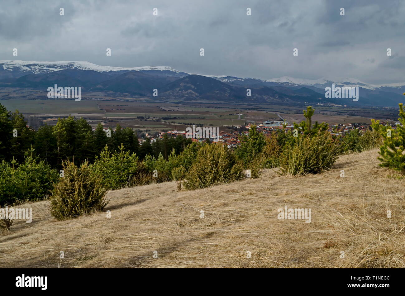 Östlichen Teil der Zlatitsa Pirdop Tal- und Wohnviertel von Dorf Tschavdar im Hintergrund der schneebedeckten Berge des Balkan, Sofia, Bulgarien, E Stockfoto
