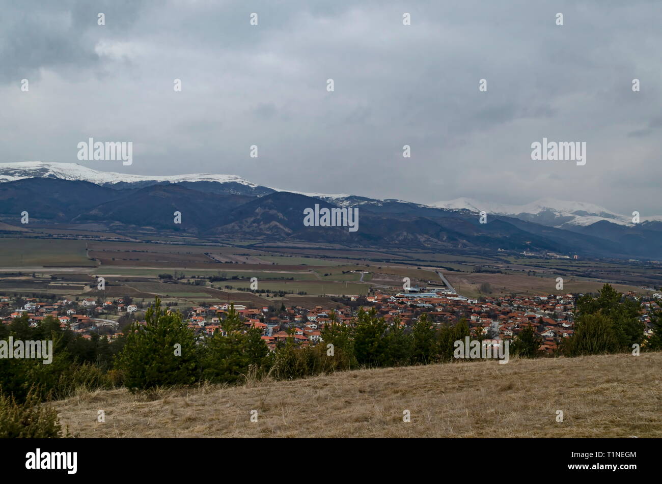 Östlichen Teil der Zlatitsa Pirdop Tal- und Wohnviertel von Dorf Tschavdar im Hintergrund der schneebedeckten Berge des Balkan, Sofia, Bulgarien, E Stockfoto