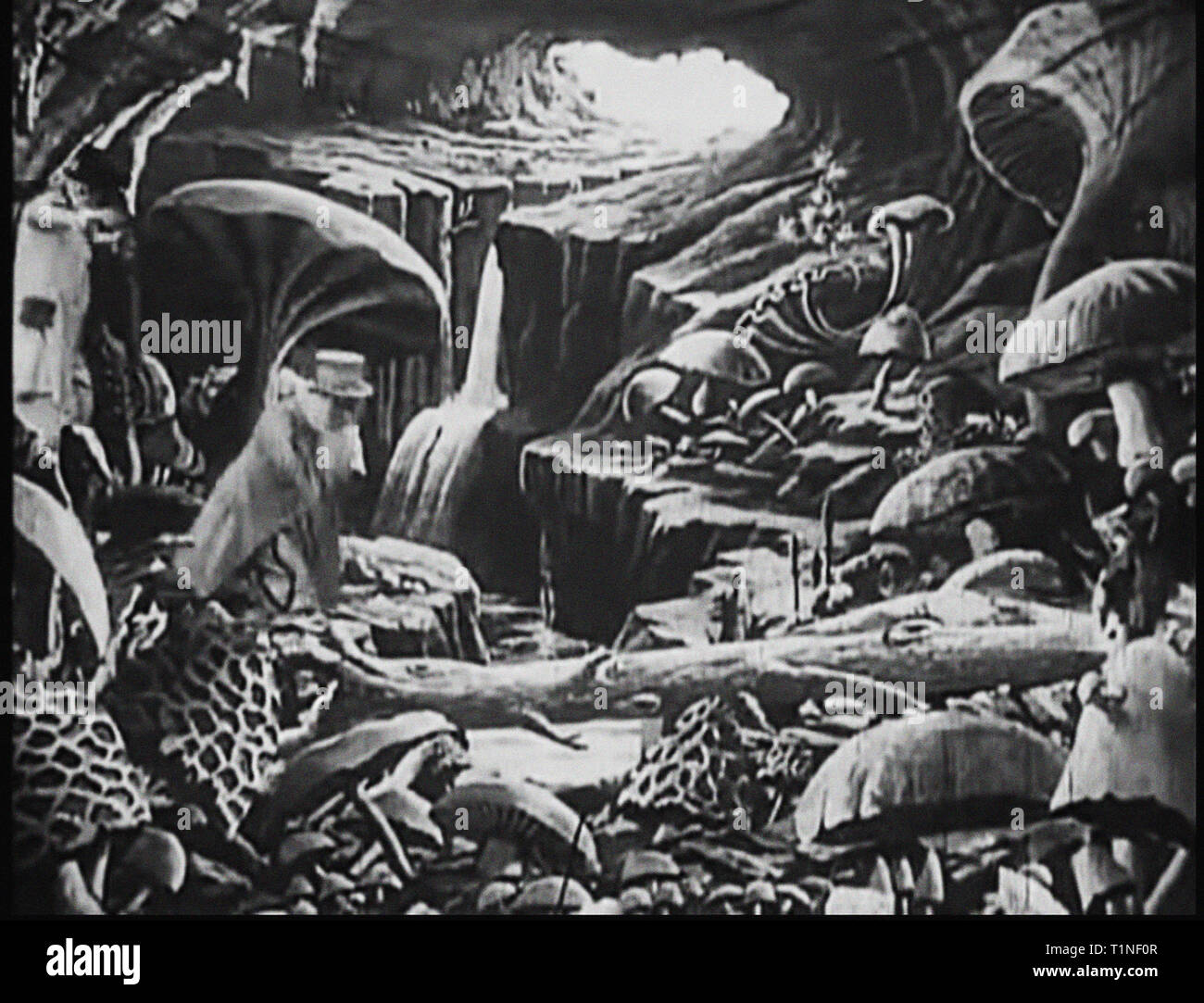 Eine Reise zum Mond (Französisch: Le Voyage dans la Lune) [a] ist ein französischer Abenteuerfilm von 1902 unter der Regie von Georges Méliès. Inspiriert durch eine Vielzahl von Quellen, darunter die Romane von Jules Verne von der Erde zum Mond und um den Mond, der Film folgt einer Gruppe von Astronomen, die sich der Mond in einer Kanone reisen - selbstfahrende Kapsel, erkunden Sie die Oberfläche des Mondes, Flucht aus einer u-Gruppe von selenites (lunar Bewohner) und Rückkehr zur Erde mit einer unverlierbaren Selenit. Es verfügt über ein Ensemble Besetzung der Französischen theatrical Performer, geführt von méliès sich selbst in der Rolle von Professor Barbenfouillis, und Stockfoto