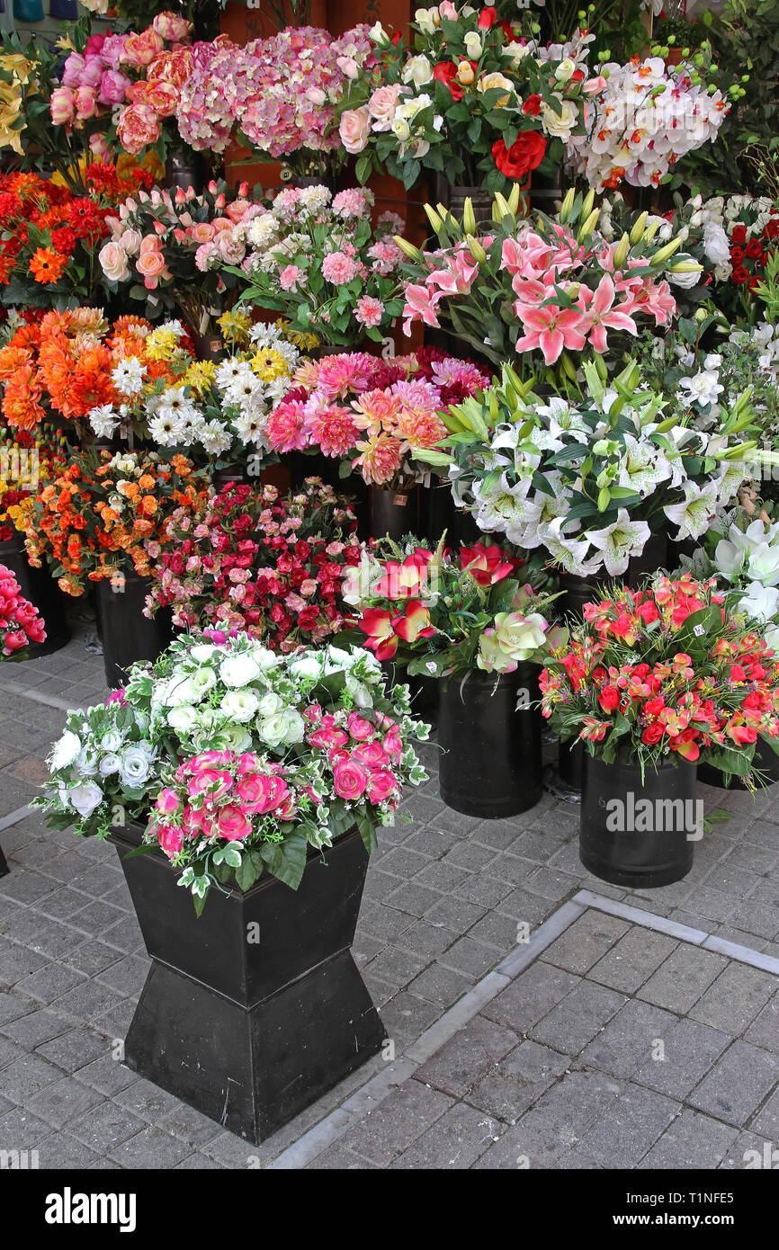 Blumensträuße von Kunststoff Blumen Dekoration im Blumengeschäft  Stockfotografie - Alamy