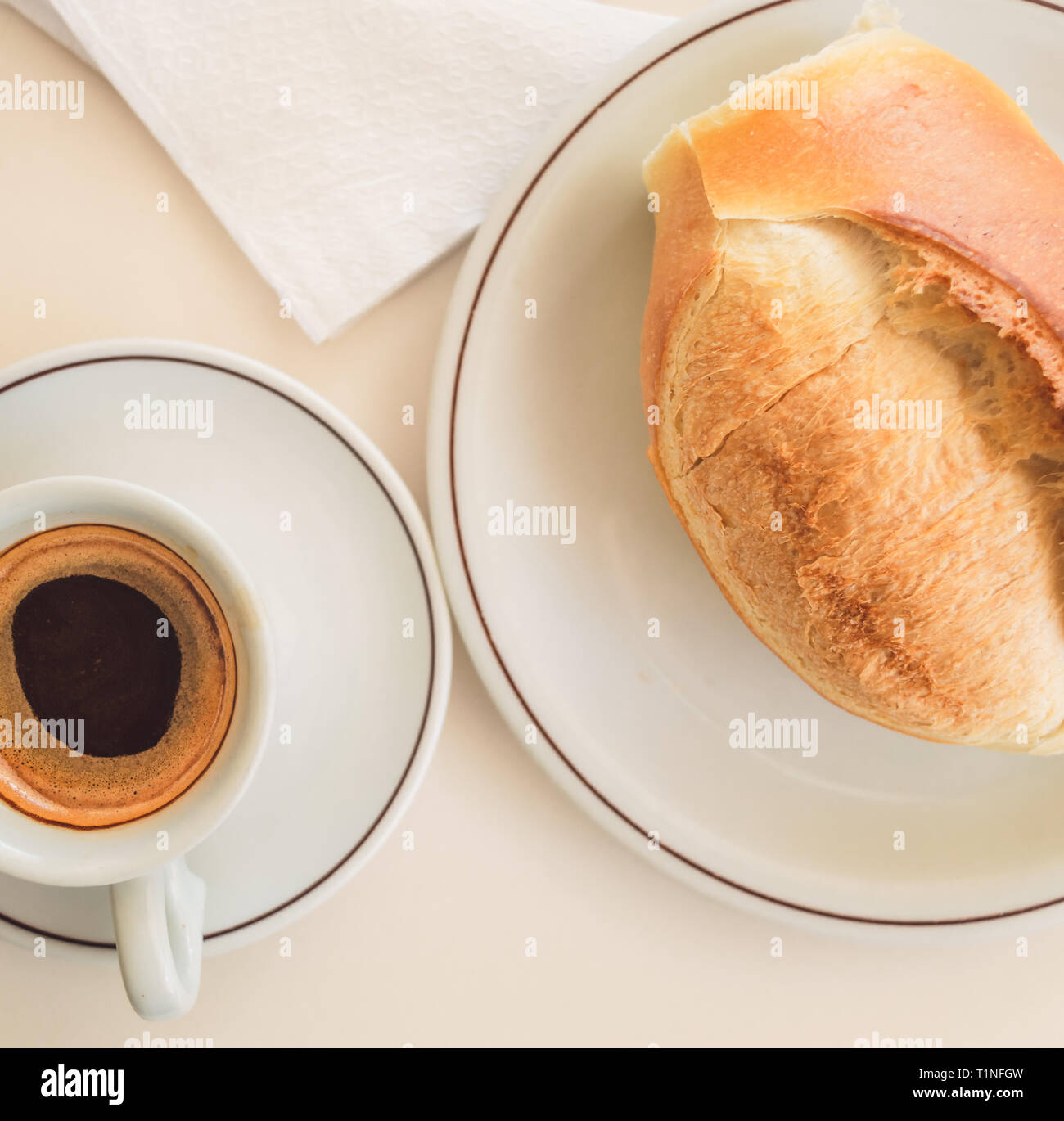 Flach der brasilianischen Frühstück (Brot und Kaffee). Stockfoto