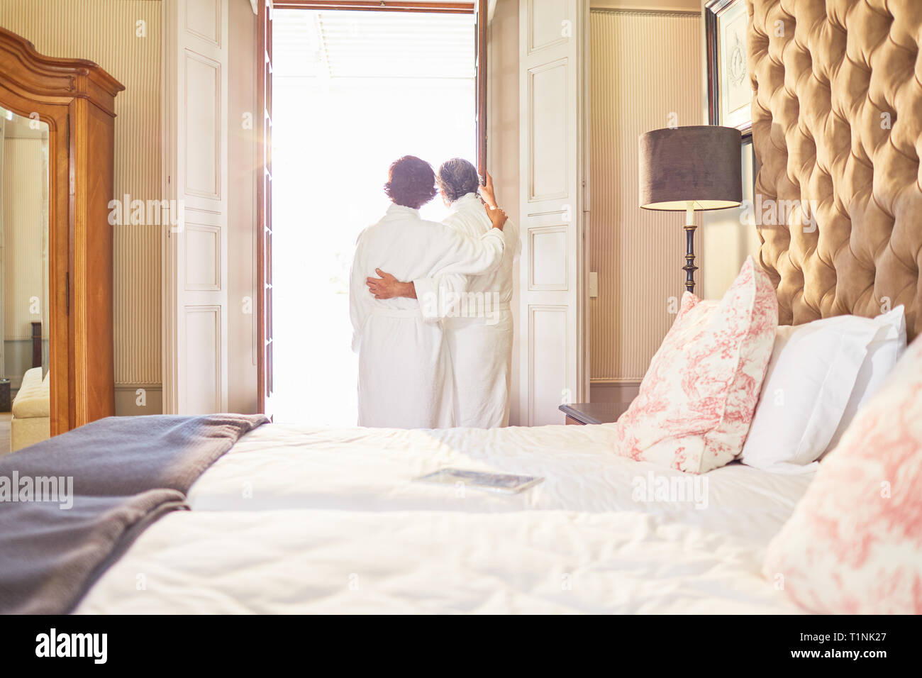 Paar in Spa Bademäntel im Hotel balkon Tür stehend Stockfoto