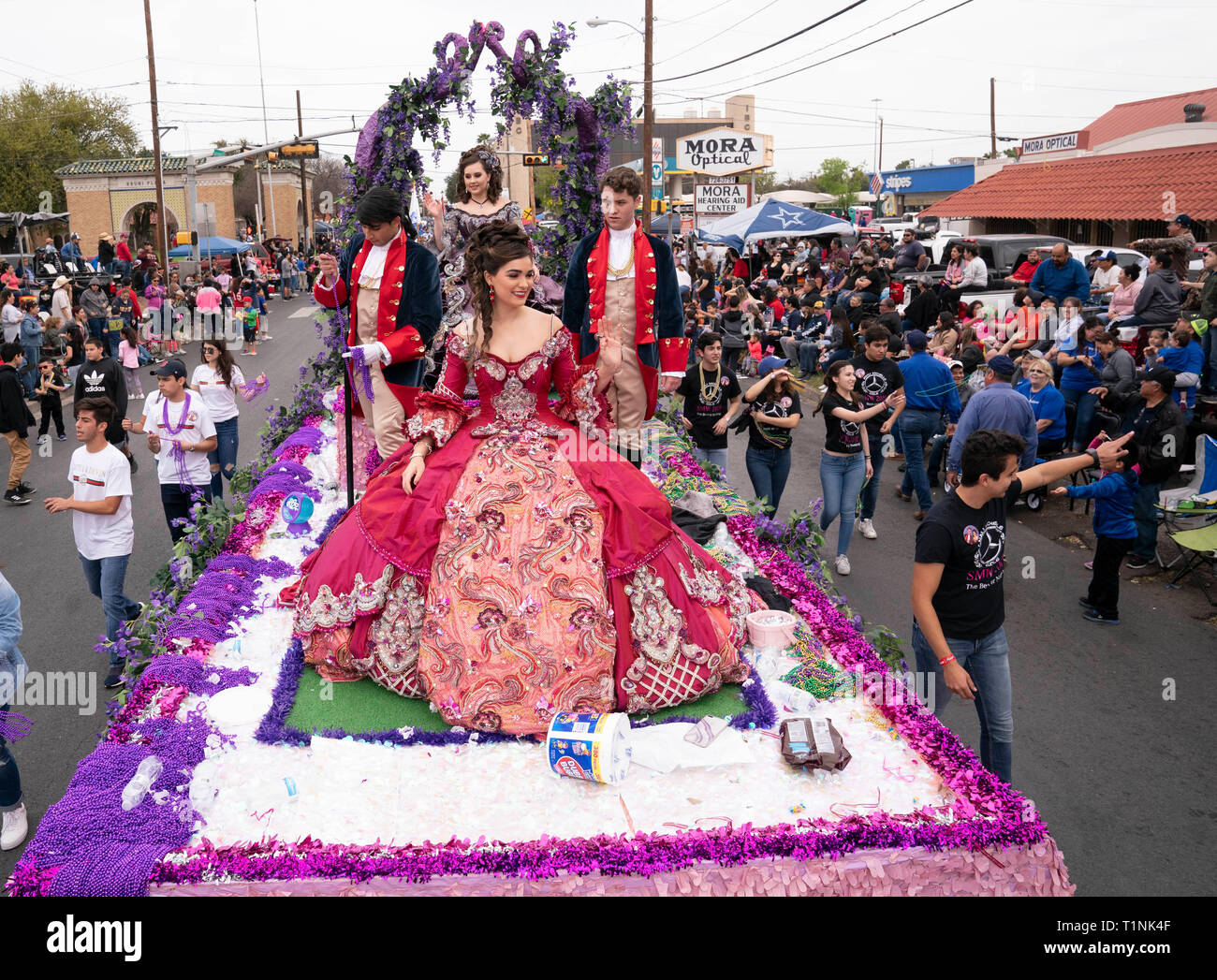 Lokale Debütantinnen und ihre Begleitpersonen tragen aufwendigen Kostümen, beim Reiten auf einem Float bei Washington's Birthday Celebration Parade in Laredo, TX USA Stockfoto