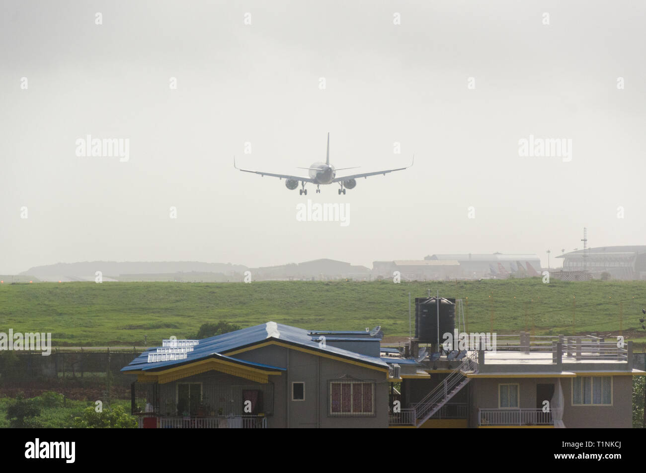 GoAir Airbus A320-Flug mit Fahrwerke bereitgestellt bereitet in Goa Flughafen Dabolim, Vasco, Goa, Indien nach Land Stockfoto