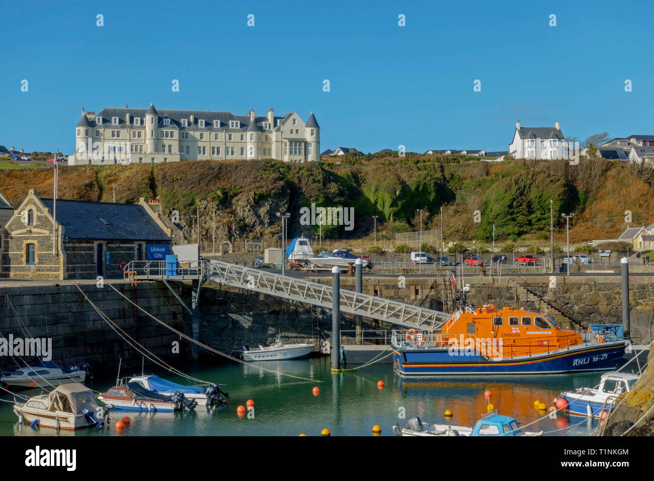 Portpatrick Hafen in Wigtownshire, Dumfries und Galloway, Schottland. Das große Hotel top links ist die Portpatrick Hotel. Stockfoto