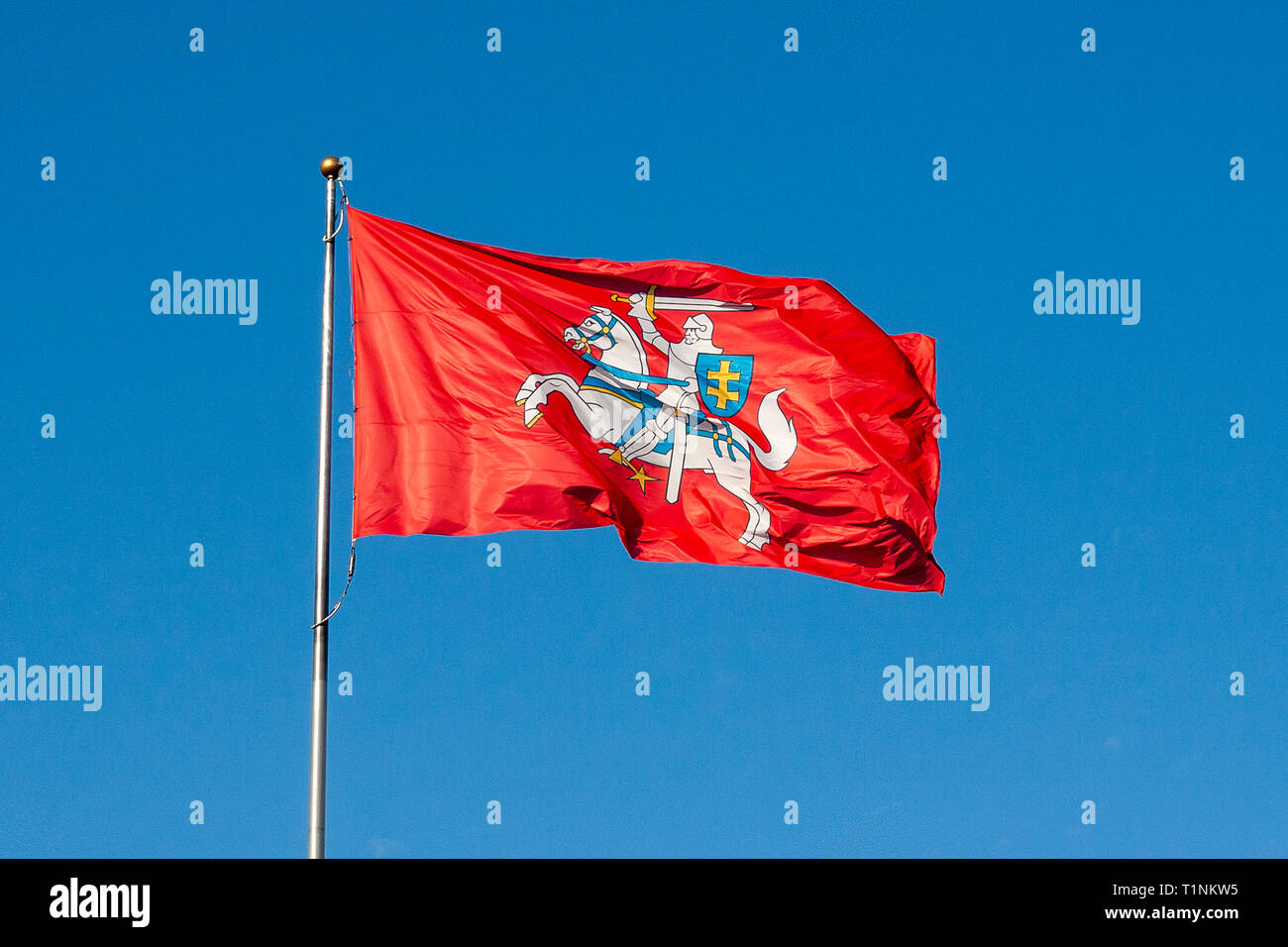 Nationale hellen roten litauischer Flagge mit einem Reiter auf einem blauen Himmel Hintergrund Stockfoto